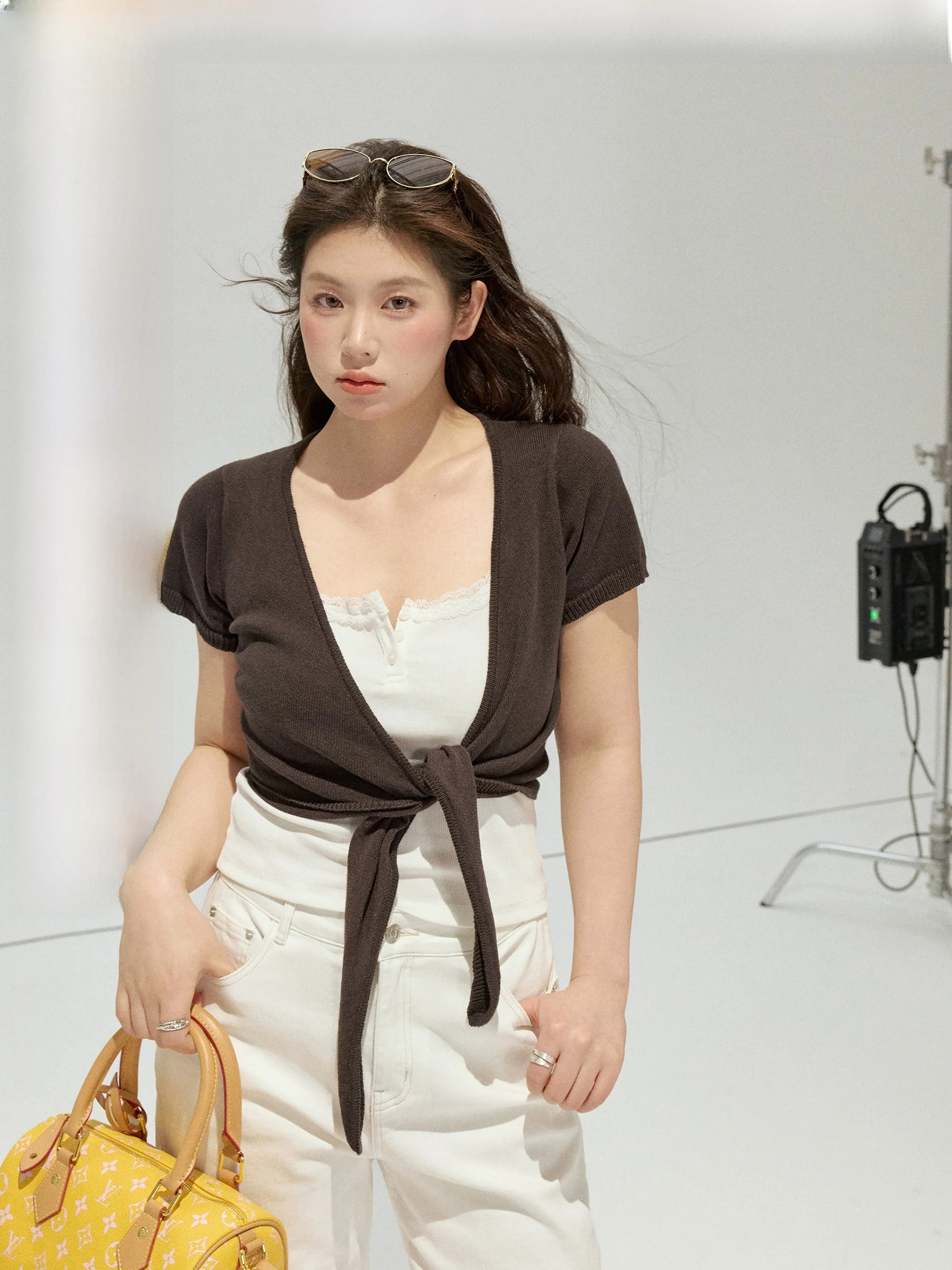 

Комплект Jiulu Studio "Sunset Coral" больших размеров: открытый кардиган с коротким рукавом и джинсовые брюки на бретелях, повседневный, удобный, хлопковый, с V-образным вырезом...