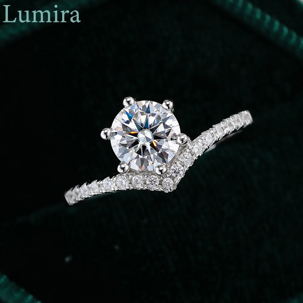 

Lumira V-Shaped Moissanite Ring Fashionable Women's Six-Prong Classic 1 Carat Platinum PT950 Ring Jewelry Anniversary Gift