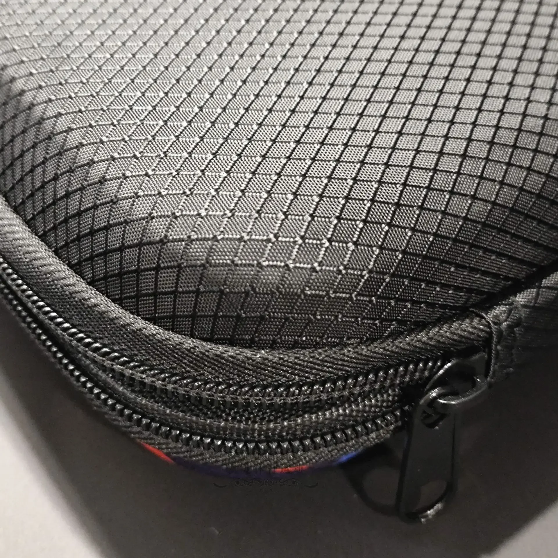 Hartschalen-Tischtennis-Aufbewahrungstasche SANWEI Hexagon Sportspecific Schläger Kürbisförmige Schutzhülle Quadratische Schlägerabdeckung – Detail 2
