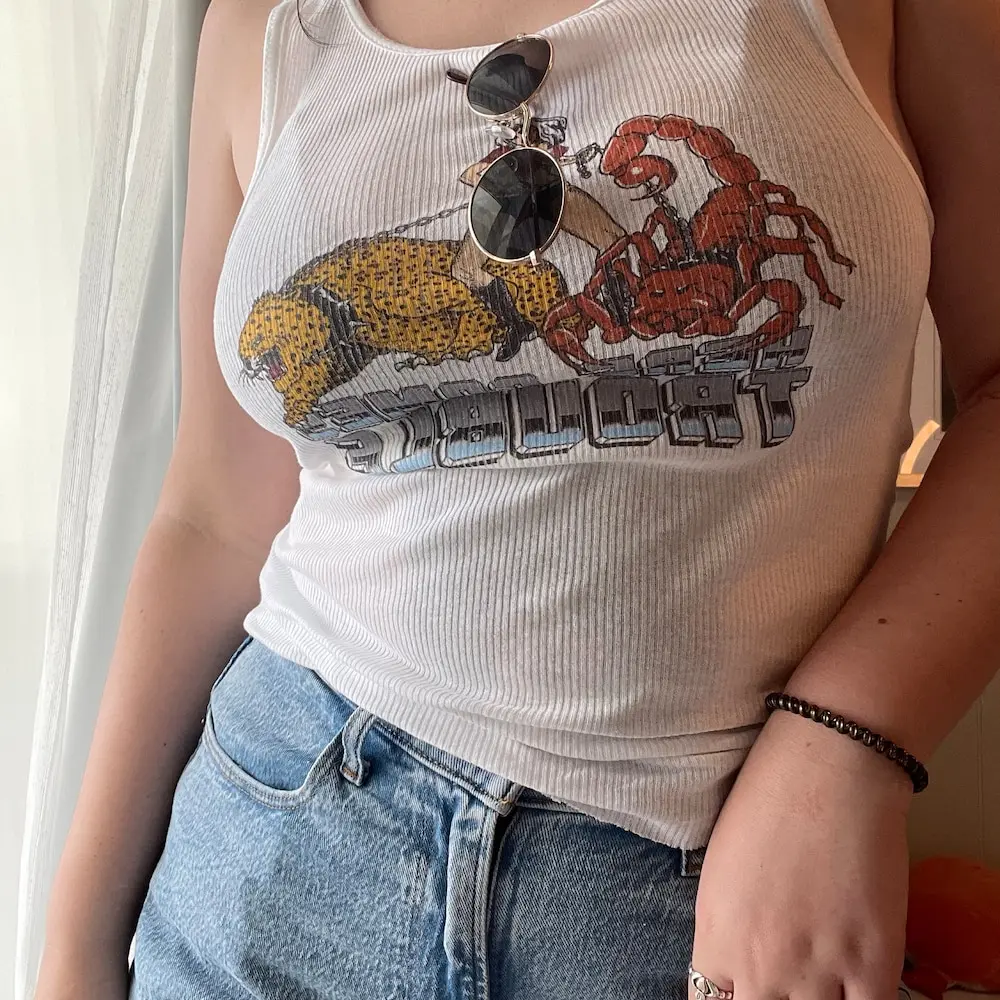 Geripptes Tanktop mit Aufschrift „Here Comes Trouble“ 20-Zoll-Weste Emo Girls Aesthetic Letter Print Grunge Goth Camisole Top Damenbekleidung