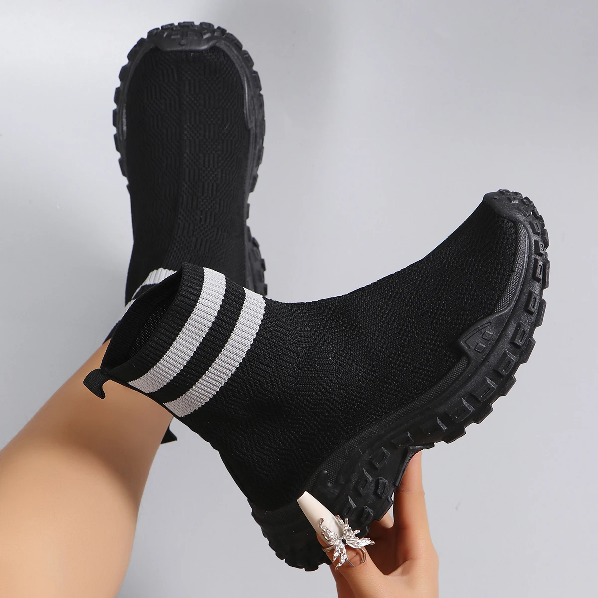 Spring new women\'s sports shoes, fashionable, breathable, lightweight, non-slip, wear-resistant, casual sports shoes, flat shoes