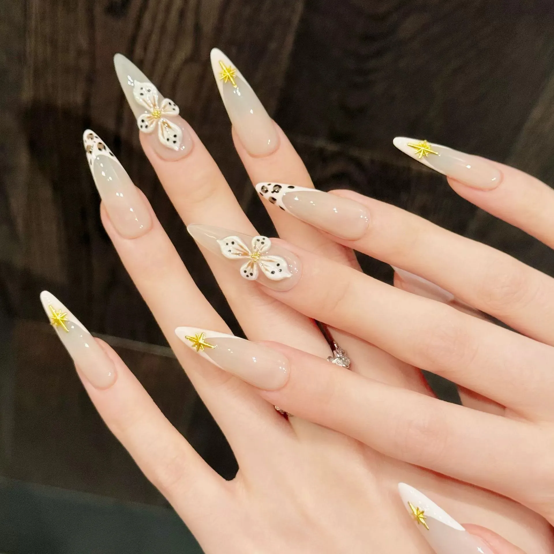 Uñas postizas talladas francesas de leopardo hechas a mano, cubierta completa, decoración de diamantes de imitación, puntas de uñas postizas largas de otoño de almendra