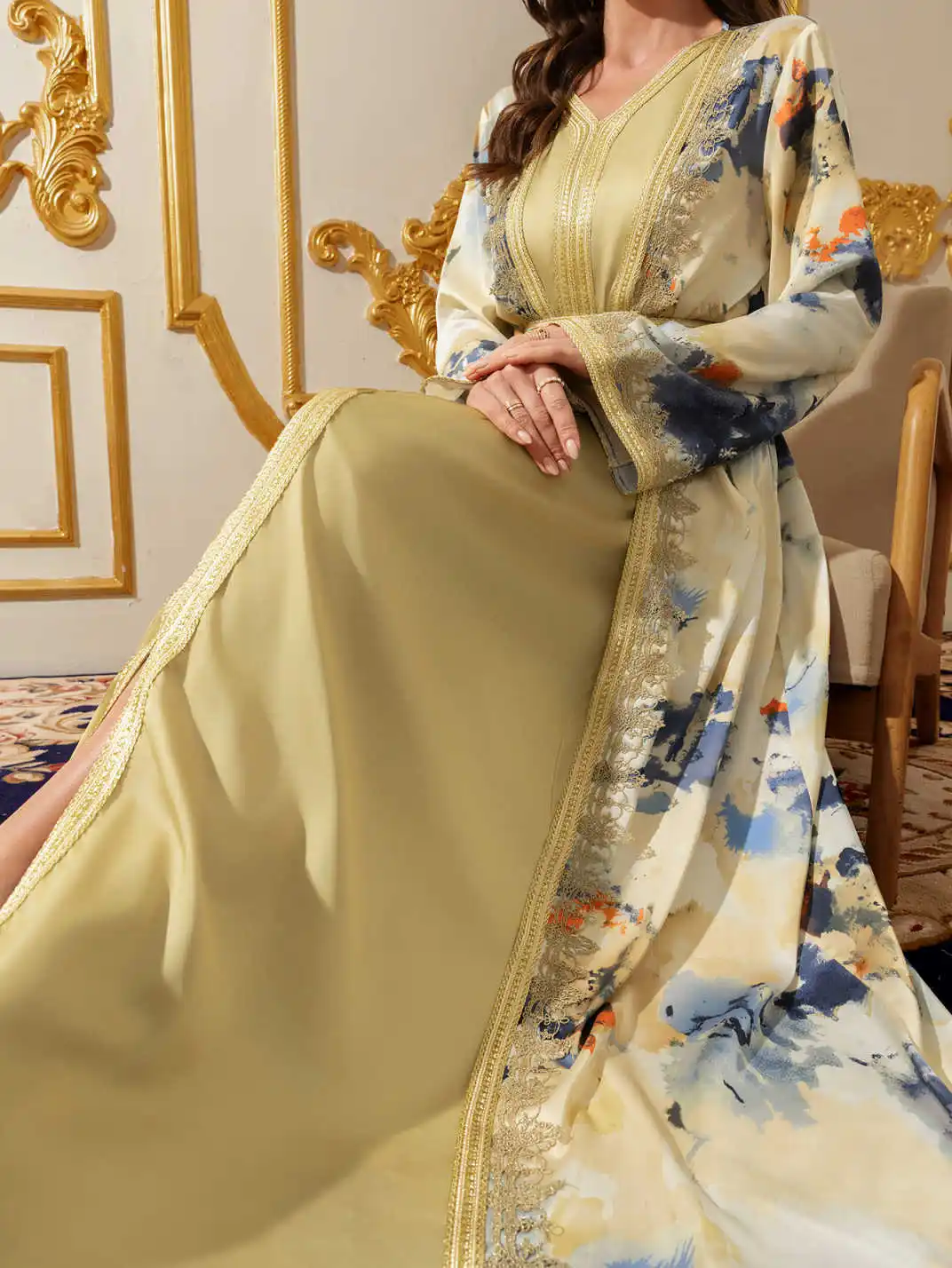 Elegante maxi-jurk met lange mouwen, lichtgouden borduurwerk, traditionele moslimkaftan met V-hals