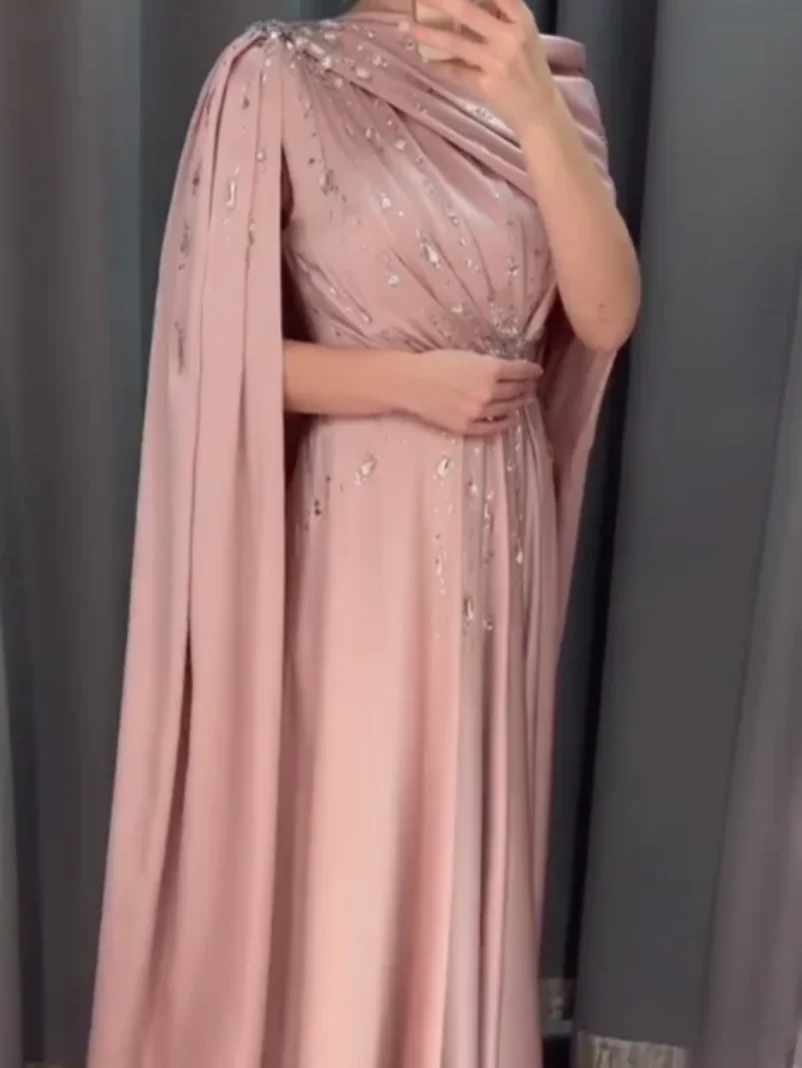 Maßgeschneiderte Saudi-Arabien-Abschlussballkleider, elegantes Vintage-Abendkleid mit süßen rosa Rüschen und Kristallperlen, Partykleid für formelle Anlässe