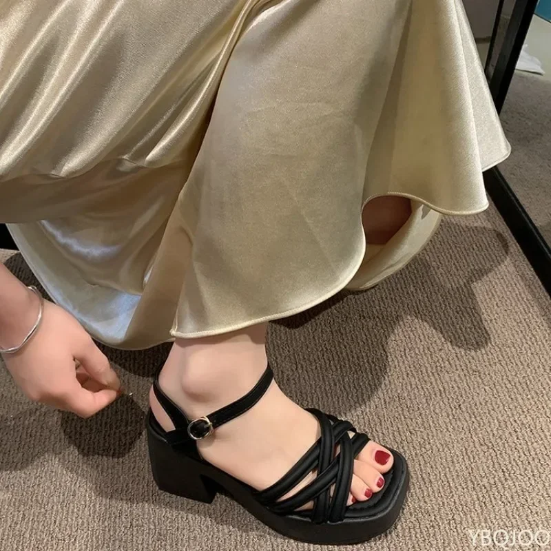 Neue Damen-Sandalen mit dicker Sohle und hohem Absatz, Schnallenverschluss und Fischmaul-Design, ideal für den Strand und zu Röcken kombinierbar, Kollektion 2026 – Detail 11