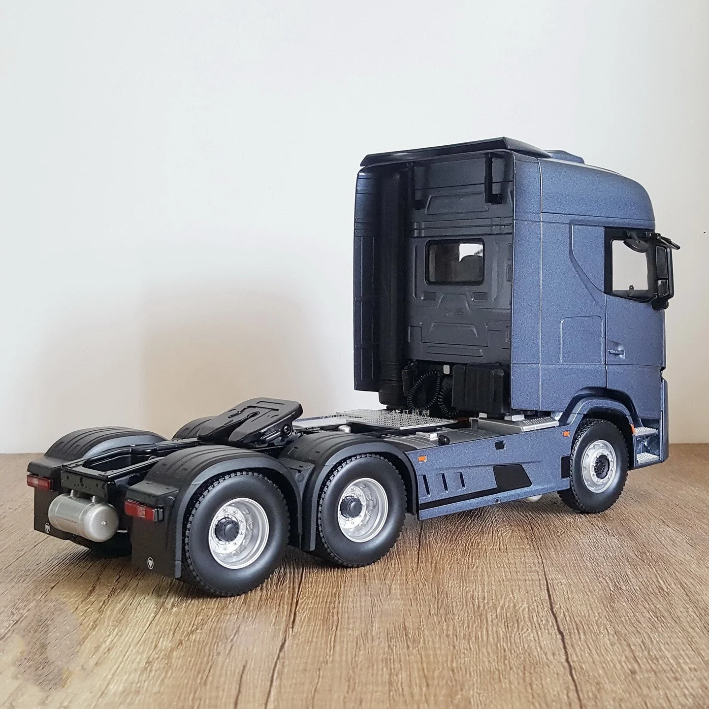 Modelo fundido a presión coleccionable, escala 1:24, Foton Auman Galaxy 7, camión con motor de combustible, vehículos de remolque, modelo de aleación, regalo de negocios