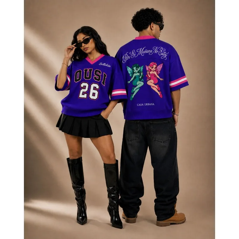 Omar Courtz Cartoon Jersey Herren Y2K Oversized V-Ausschnitt Rosa Weiß Manschette Doppelseitiger spanischer Schriftzug Streetwear Kurzarm-Oberteil – Detail 4