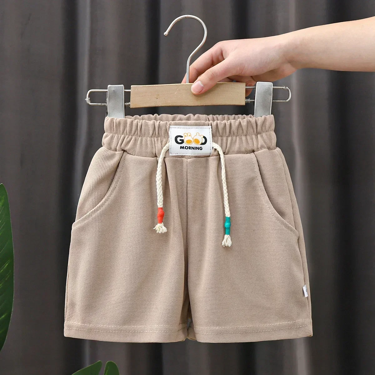 Nuovi pantaloncini estivi per ragazzi Pantaloncini da spiaggia color caramello per bambini Pantaloni corti per bambini in vita elastica casual Abbigliamento sportivo Capispalla