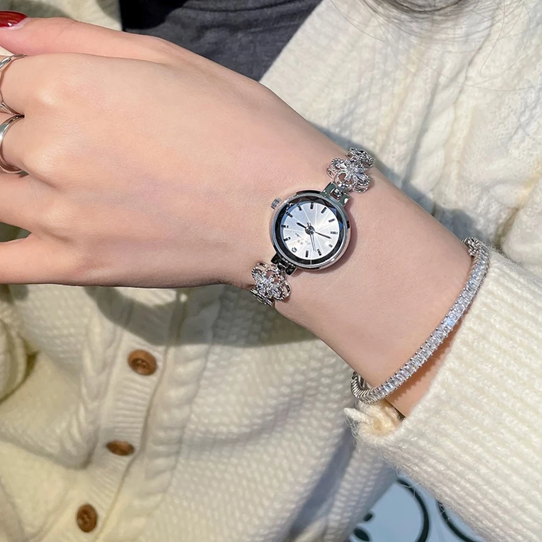 ساعات محظوظة للمرأة أنيقة فضية فاخرة سوار ذهبي مقاوم للماء ساعة كوارتز هدايا سيدة