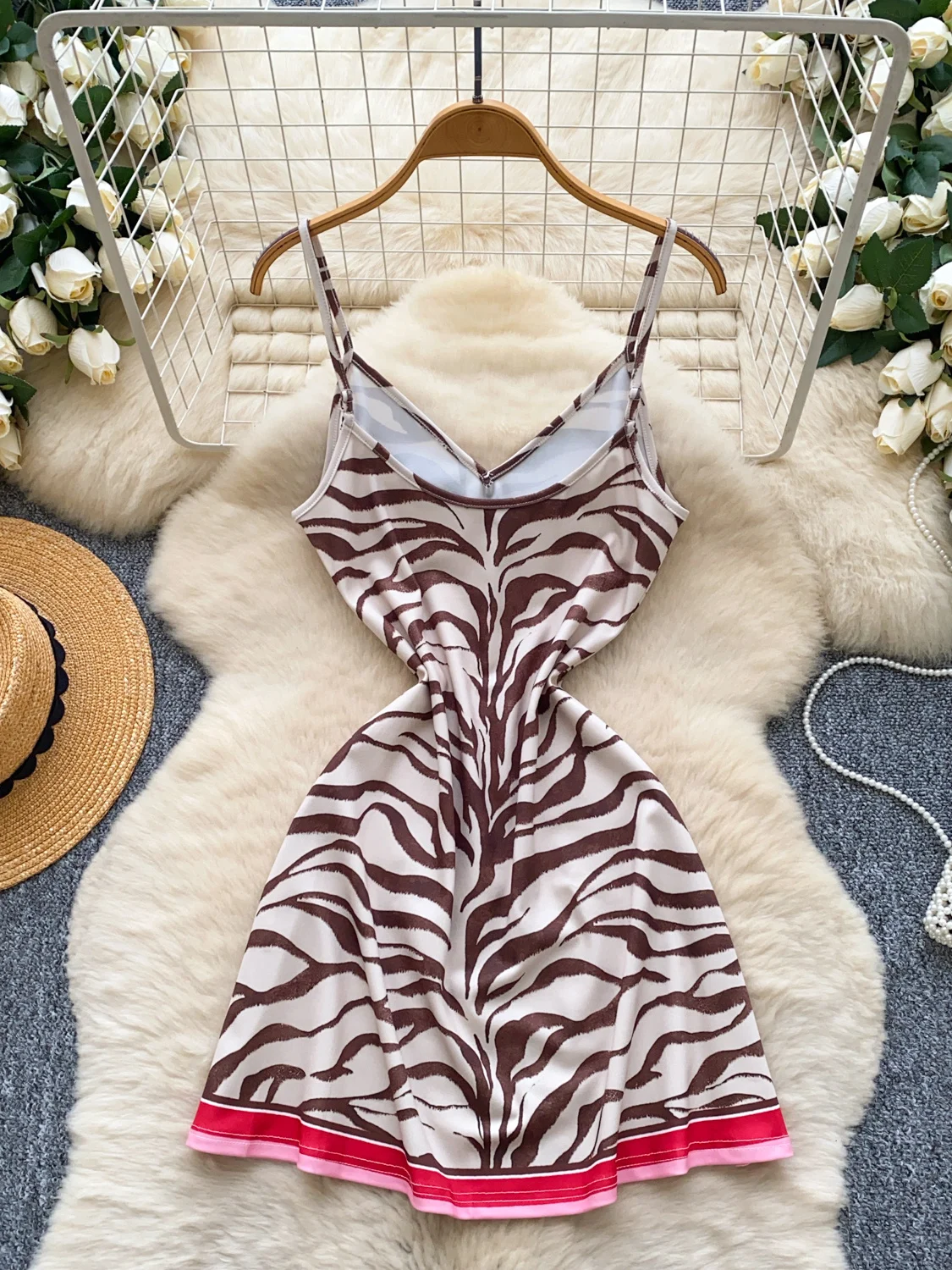 ファッショナブルなヒョウ柄ホルターネックワンピース レディース 夏 2025 新作 シンプル ウエストシェイプ スリム ショートスカート シティ通勤