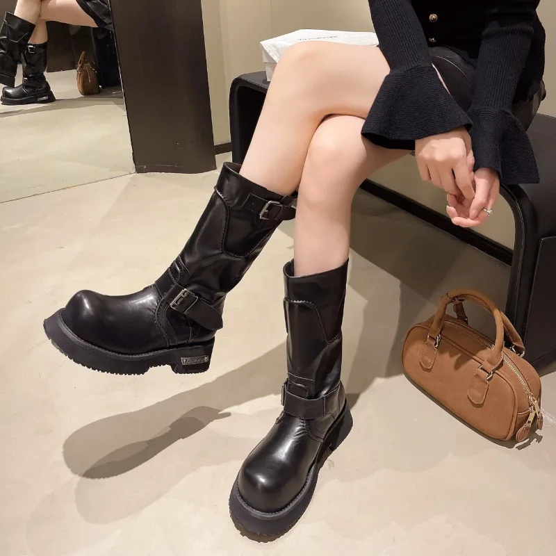 2025 Botas de moto retro Botas de mujer Hebilla de cinturón Botas de moto de cabeza grande de tubo medio