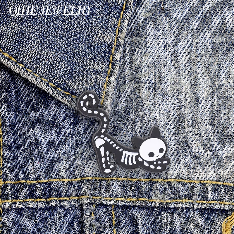 Skelett-Katze in Dehnposition Emaille-Anstecknadel Punk Gothic Skelett-Katze Knochen-Legierungsbrosche Kleidung Taschen Abzeichen Halloween Schmuck Geschenke