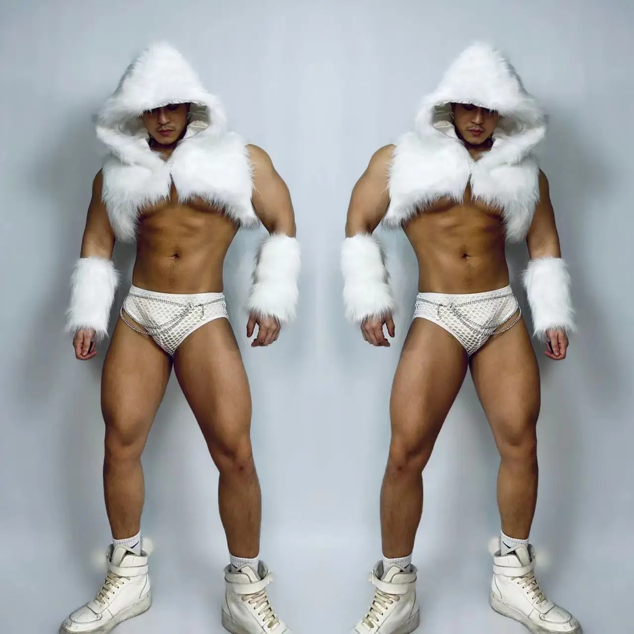 白い毛皮のフェイクトップスとショーツの衣装,ステージパフォーマンスの服,DJポールダンスの衣装,ナイトクラブ,バー,パーティー,セクシーなマッスルマン