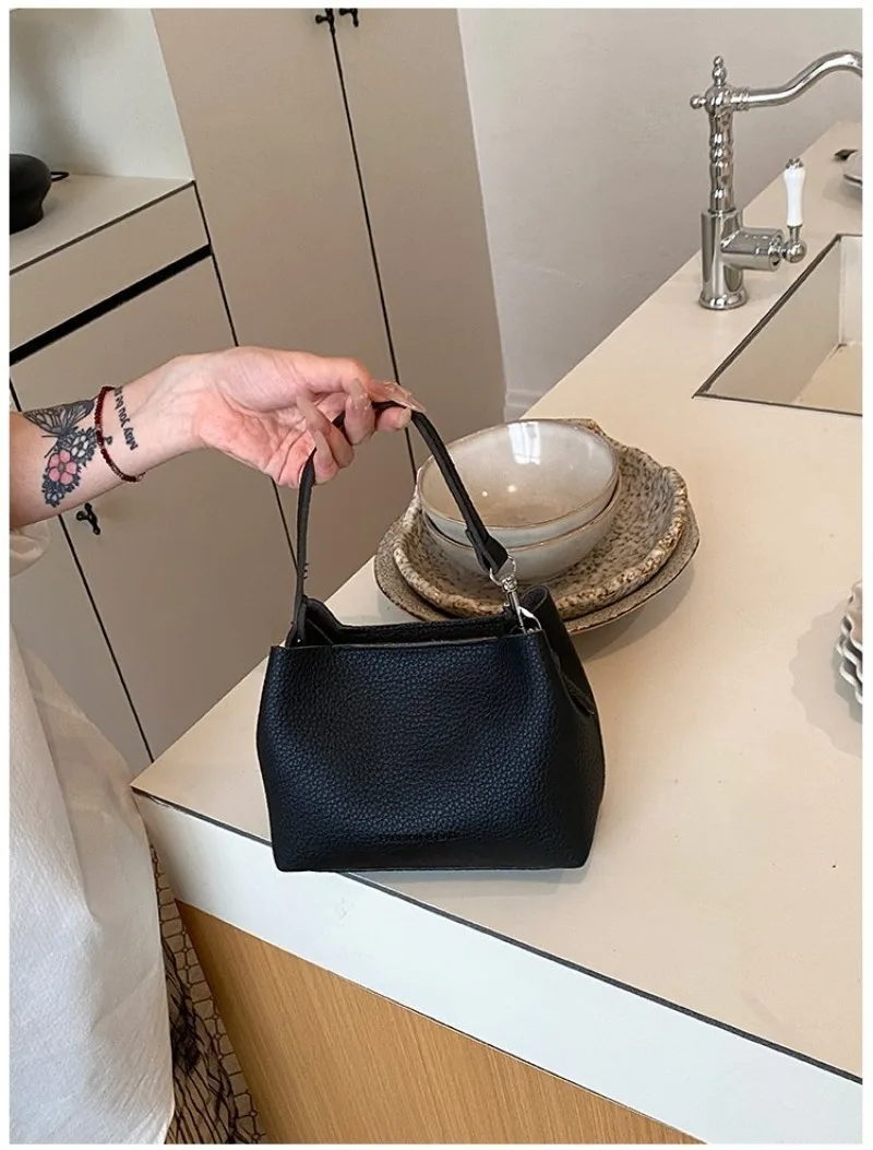 CEEKAY Minimalistische Mini-Eimertasche aus genarbtem, lederähnlichem Leder mit Aufdruck, leicht und tragbar, als Umhängetasche oder Schultertasche für Kaffeebraun – Detail 28