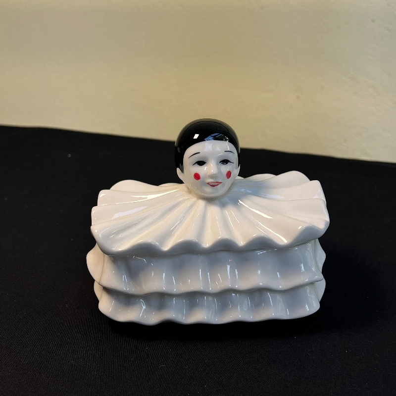 

Nordic Creative Figures Ceramic Storage Ornaments Living Room Bedroom Jewelry Tray Key Storage Box Home Decoration Creative Gift