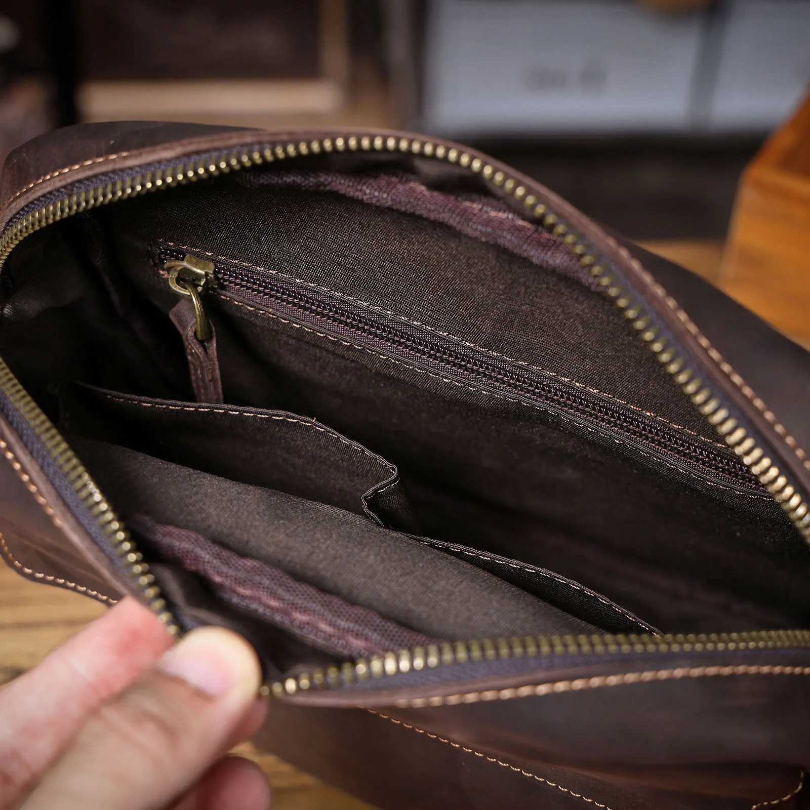 S.WORKER Vollnarbenleder Herren-Umhängetasche Vintage Crossbody Sling Bag für Männer – Detail 17
