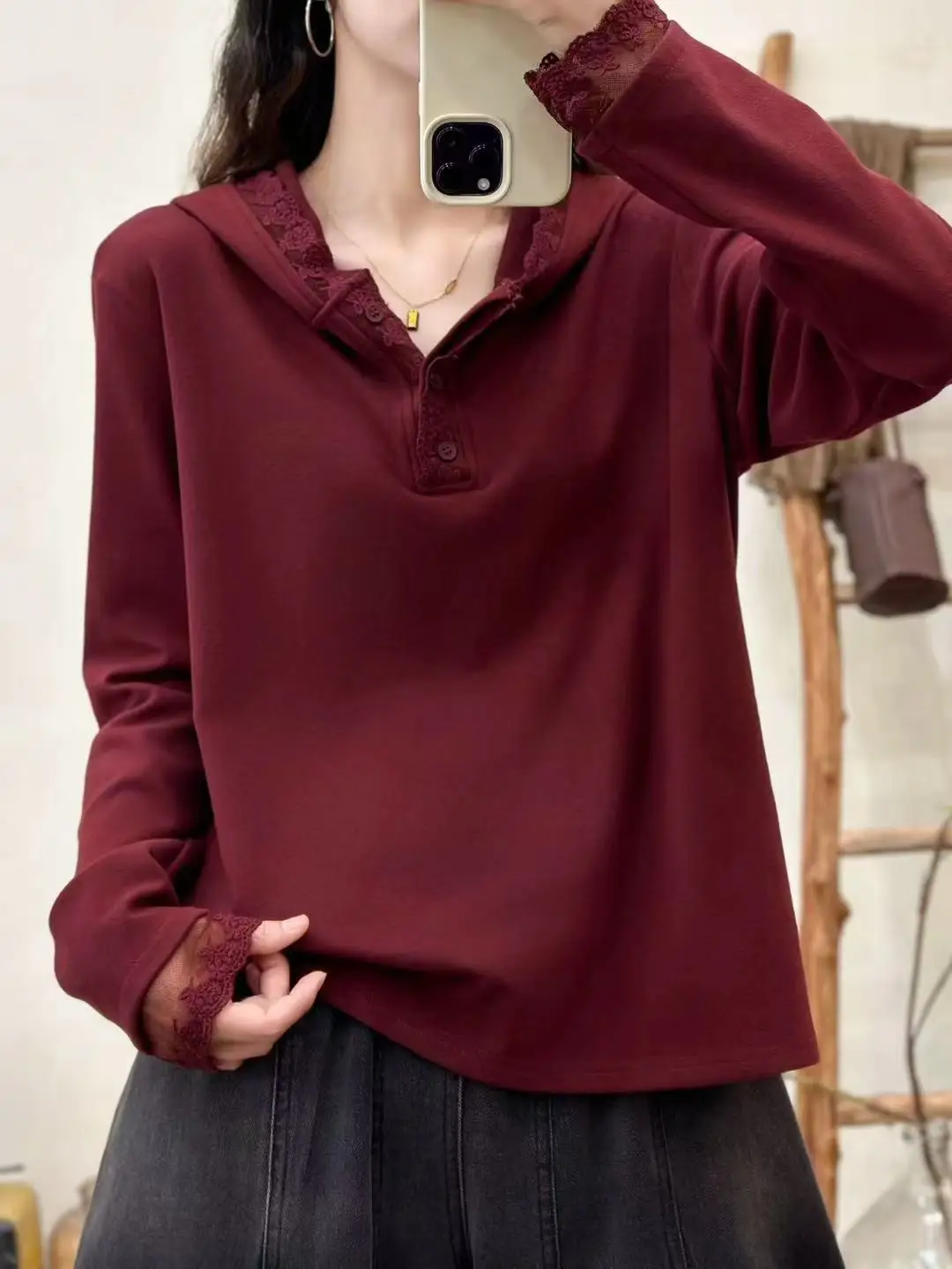 قميص نسائي جديد للخريف والشتاء من المخمل الألماني مع تطريز دانتيل وقبعة، لون واحد، أكمام طويلة، قميص أساسي كاجوال