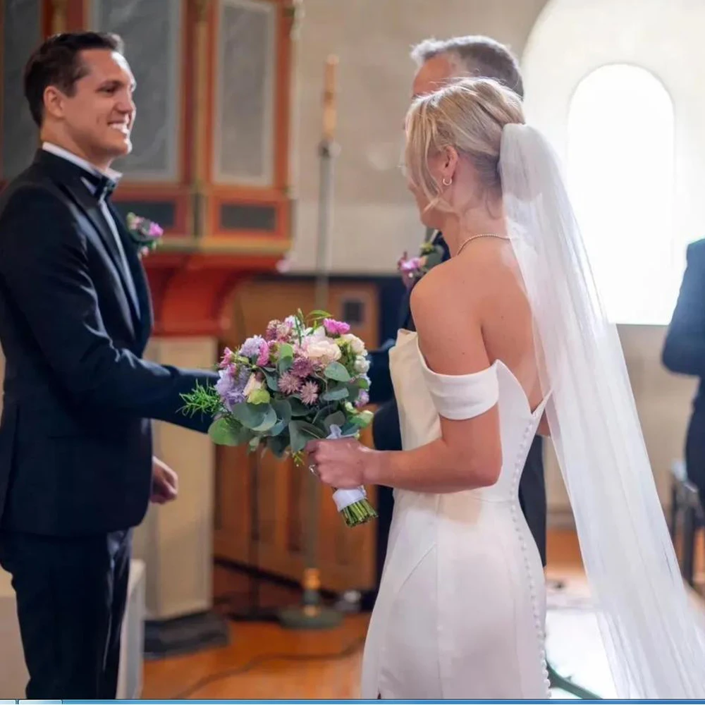 優雅なオフショルダーのドレープウェディングドレス サイドスプリット カントリーブライドガウン ホワイトサテンコルセット ベスティドス・デ・ノビア