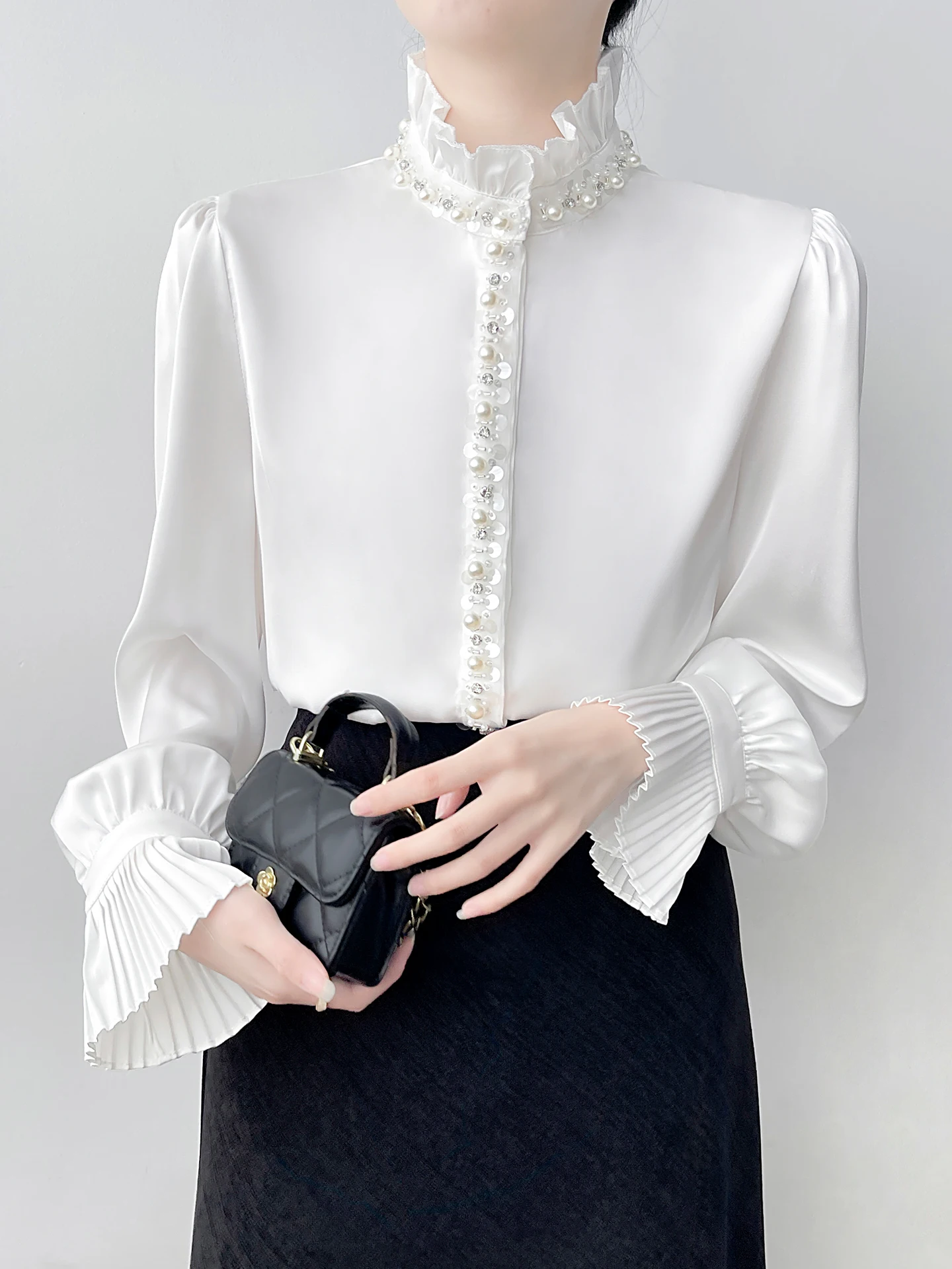 

Белая рубашка с воротником-стойкой и грибком, женская дизайнерская нишевая атласная драпированная рубашка с бисером