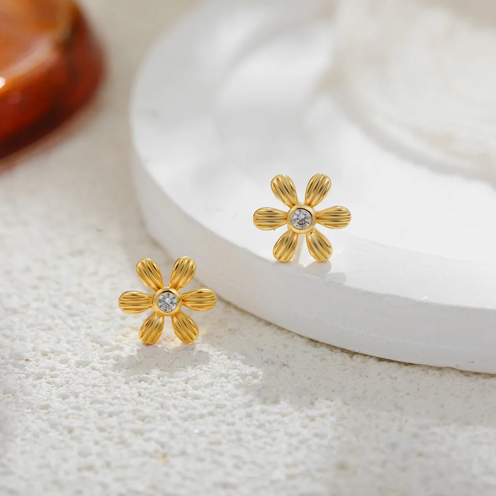 18K Gold Plated Alloy Round Flower Zircon Stud Earrings for Women Sunflower Daisy Design Simple Versatile  Jewelry Gift