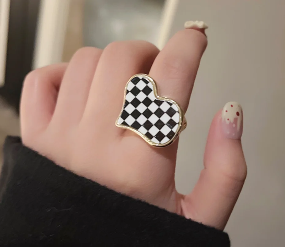 

Black and white checkerboard copper plated drop glaze vintage opening rings for women fashion jewelry