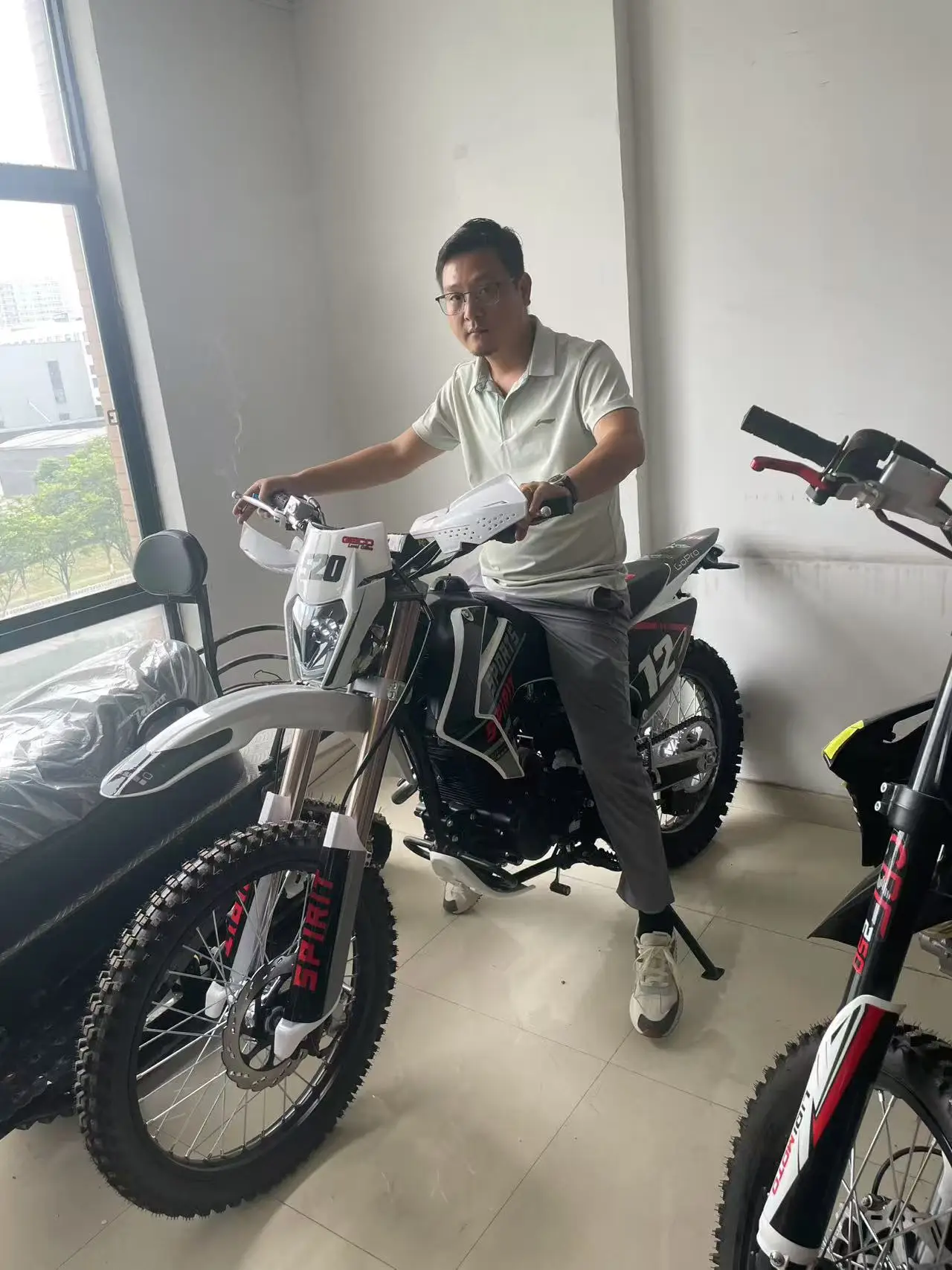 Piccola motocicletta a due ruote alimentata a carburante per adulti che corrono ATV Casa Commerciale Comoda motocicletta da viaggio