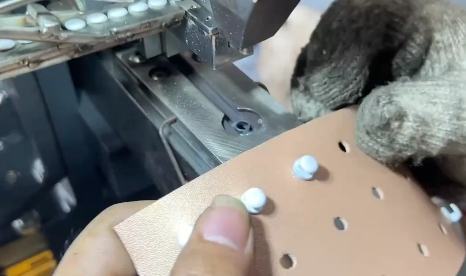 JZ-989HS Servo Motor Fully Automatic Shoe Lace Hook Button Riveting Machine Ice Hockey Skate Shoes/Boots 1-Year Grey