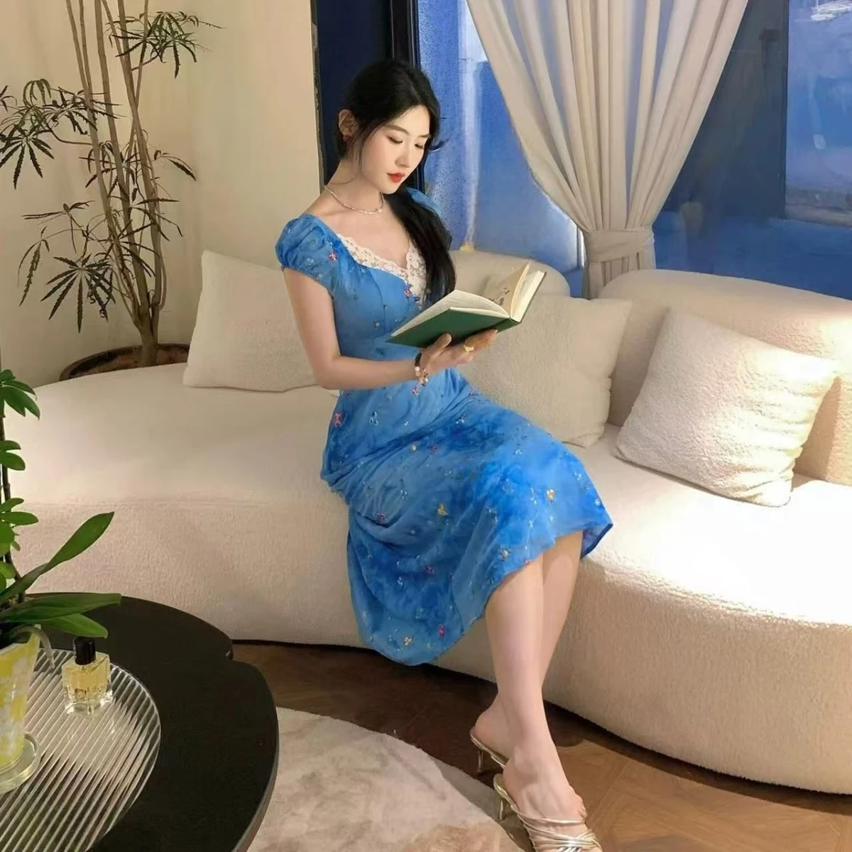 ชุดเดรสชายหาดสีฟ้าลูกไม้แต่งขอบ รุ่น Sle Tea Break Dr Summer 2025 ทรงเอไลน์เอวสูง รุ่น Dr ort Sve คอวี