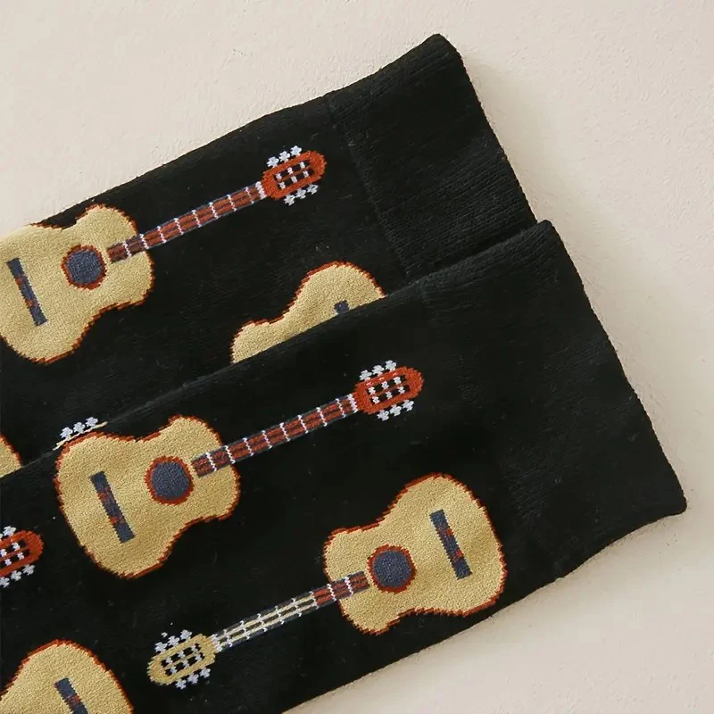 1 par de calcetines de tubo medio con estampado de guitarra para hombre, calcetines informales transpirables suaves y cómodos con cuello redondo y dibujos animados versátiles a la moda