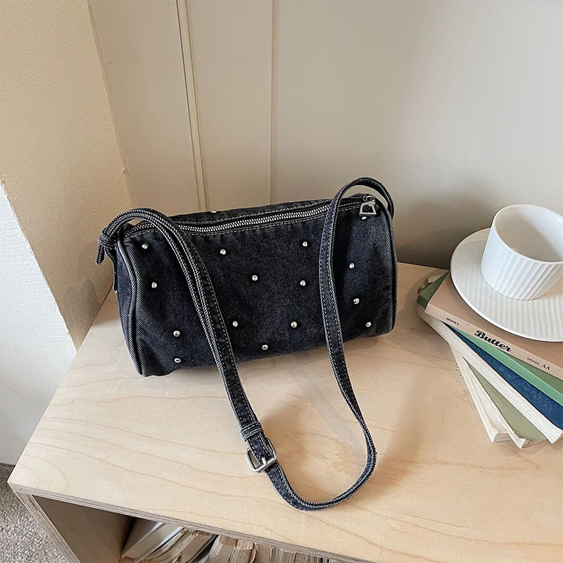 Gewaschene Denim-Umhängetasche mit Nieten und Taschenanhänger, Damen-Schultertasche mit Metallnieten, Lässige Vielseitige Handtasche, Pendler-Geldbörse – Detail 14