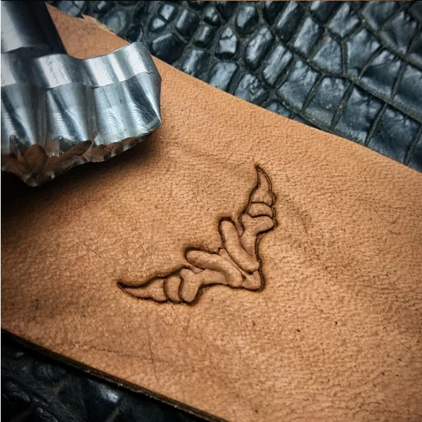 

Chine Backbone Spinal texture Pattern carving punch stamp high precision 304 stainless steel Hand-work leather working tool