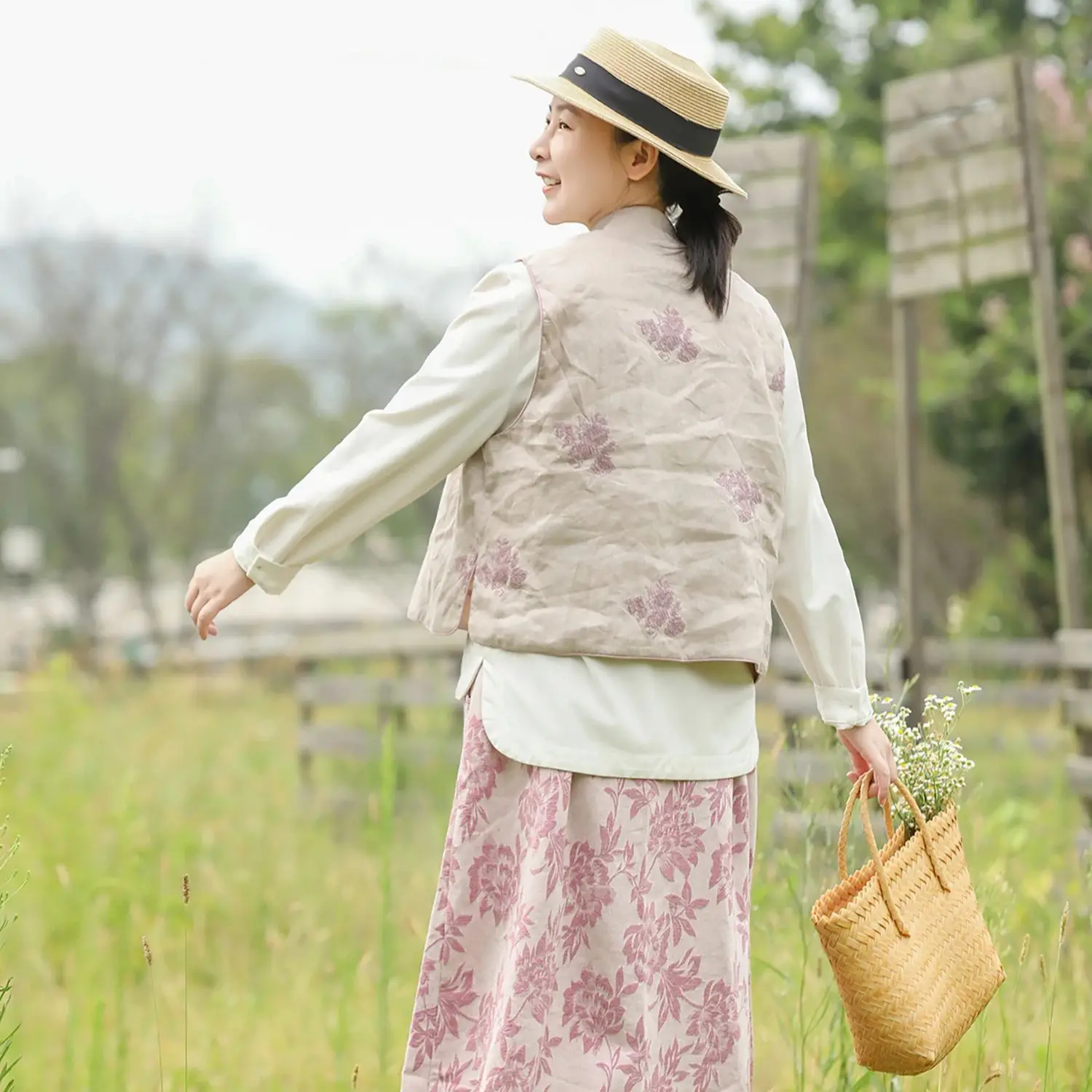 LZJN Autumn Linen Vest for Women, Elegant and Age-Defying, Versatile Embroidered Vest with Republic of China Era Style.