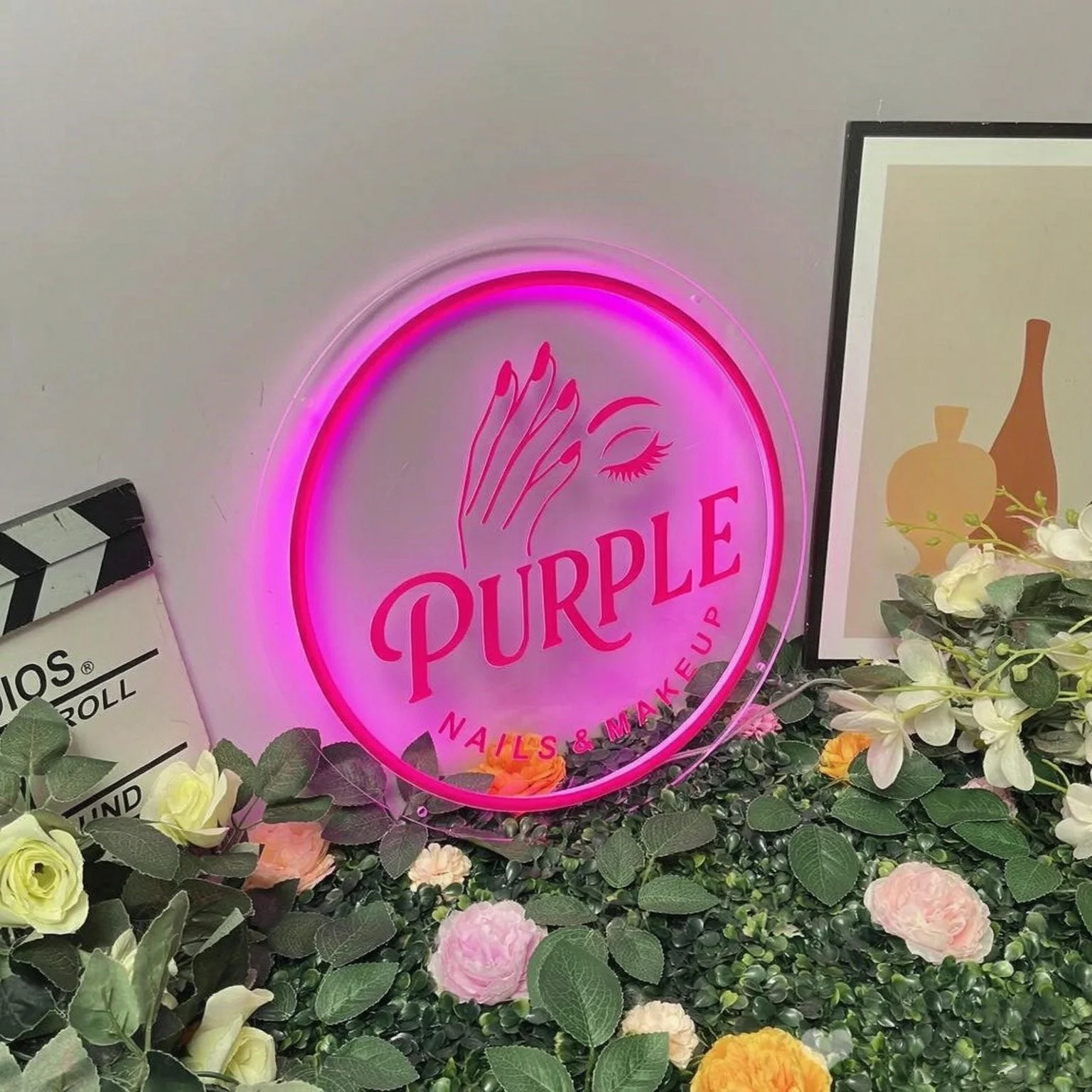 لافتة نيون مخصصة بشعار الصالون - مراجعة Beauty And Makeup Studio وسعره
