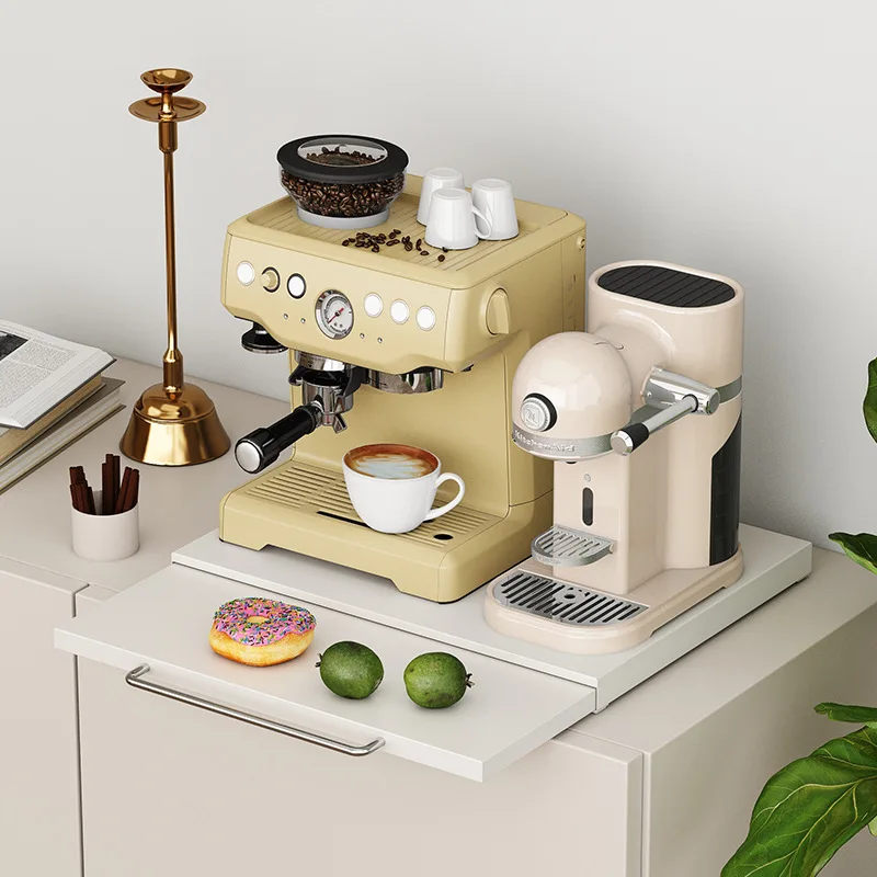 Кухонная столешница кофемашины, полка, чашка, перегородка подноса