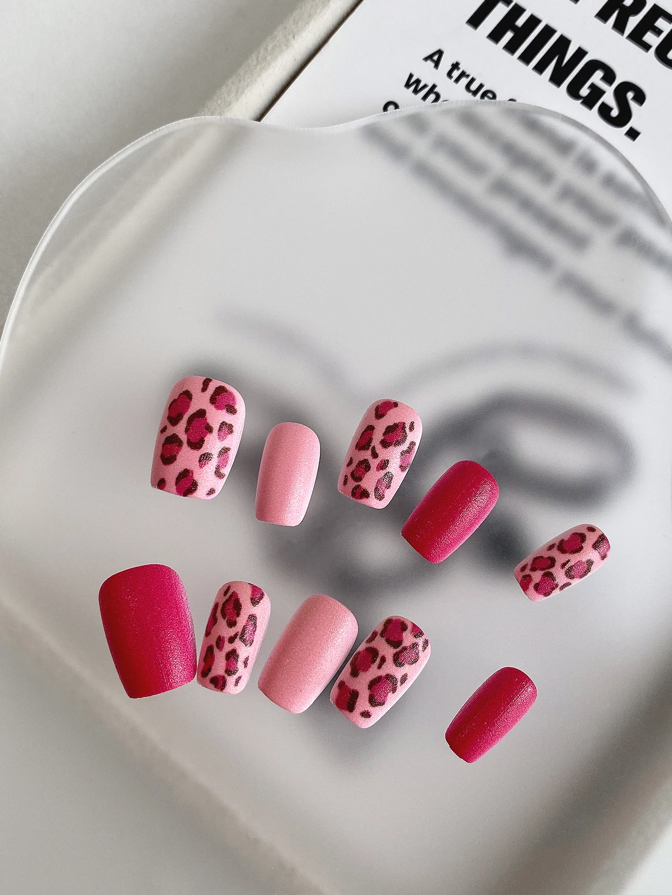 10 Pieces of Nude Pink and Rose Red Contrasting Short Square Nails, Sweet and Cool Y2K Style, Daily Handmade Nail Art for Spicy Girls