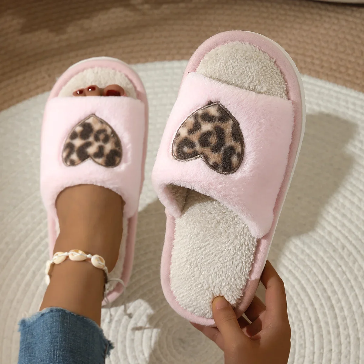 2026 Winter Womens Short Plush Home Slippers New Design Leopard Heart Soft Sole Furry Slides Woman Comfortable Warm Indoor Shoes