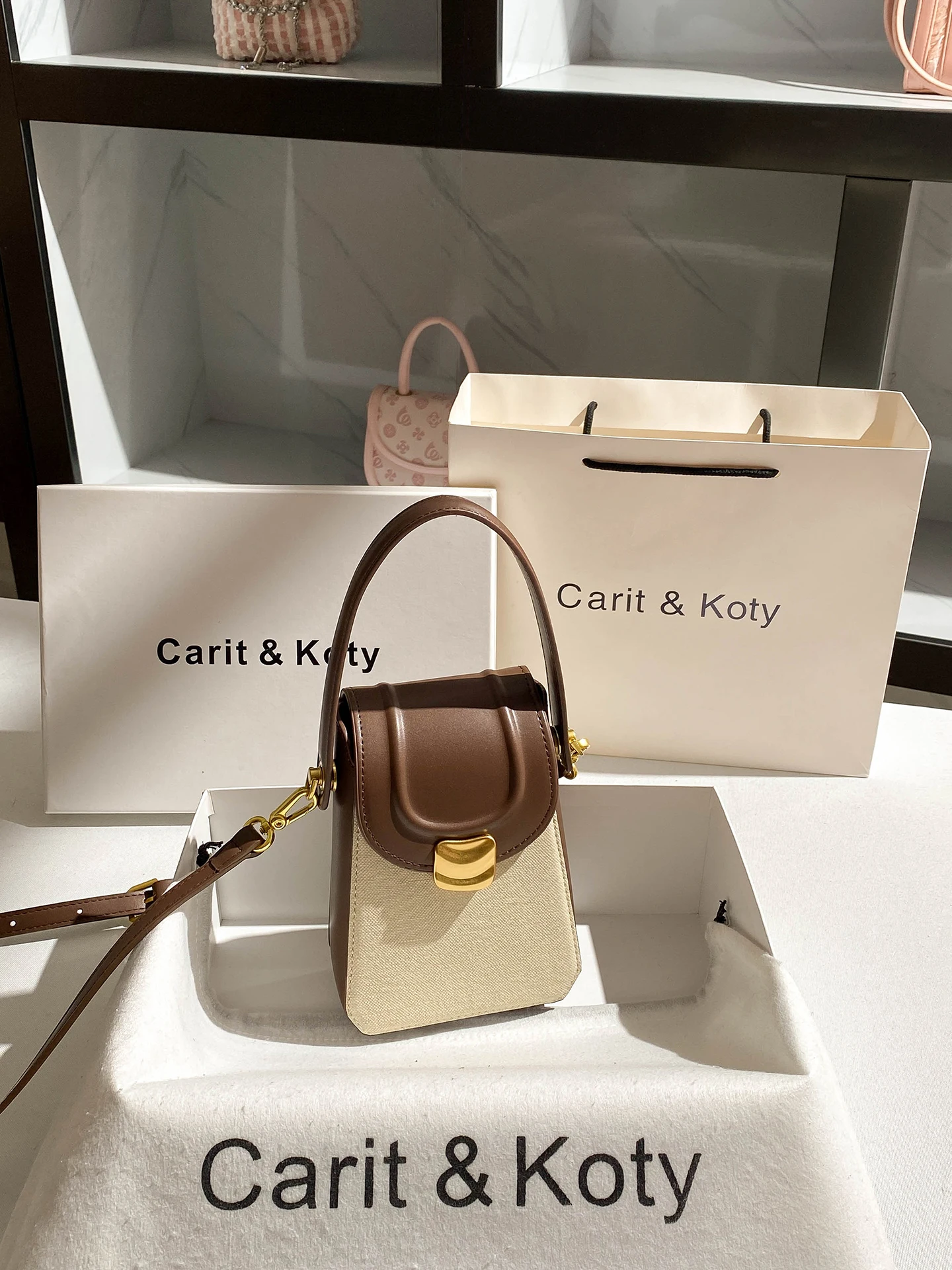 

2025 New Fashion and Popular Shoulder Mobile Phone Bag Women Portable and Retro Crossbody Bags with Contrast Color
