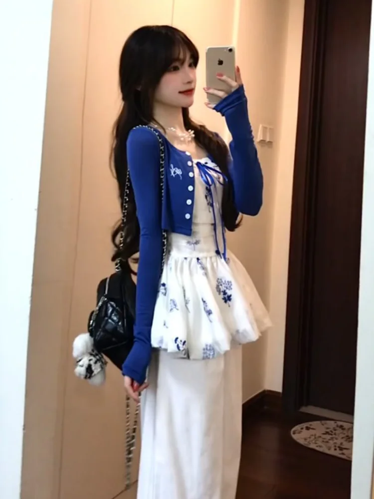 Conjunto de moda para mujer: cárdigan de punto azul Klein con protección solar, pantalones casuales de pierna ancha con tirantes florales y detalles florales en el interior, ideal para el verano.