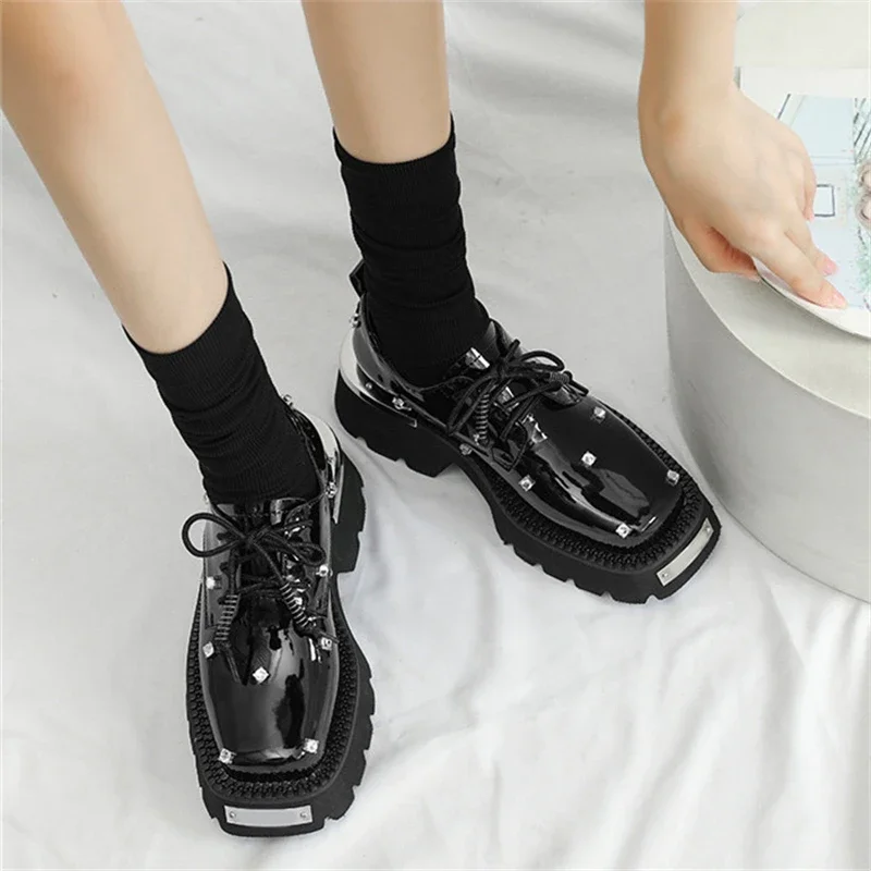 

Новые женские туфли дерби в стиле ретро с металлическим декором, модельные кожаные туфли на танкетке на толстой подошве, повседневные лоферы, черные туфли-лодочки на плоской подошве со шнуровкой