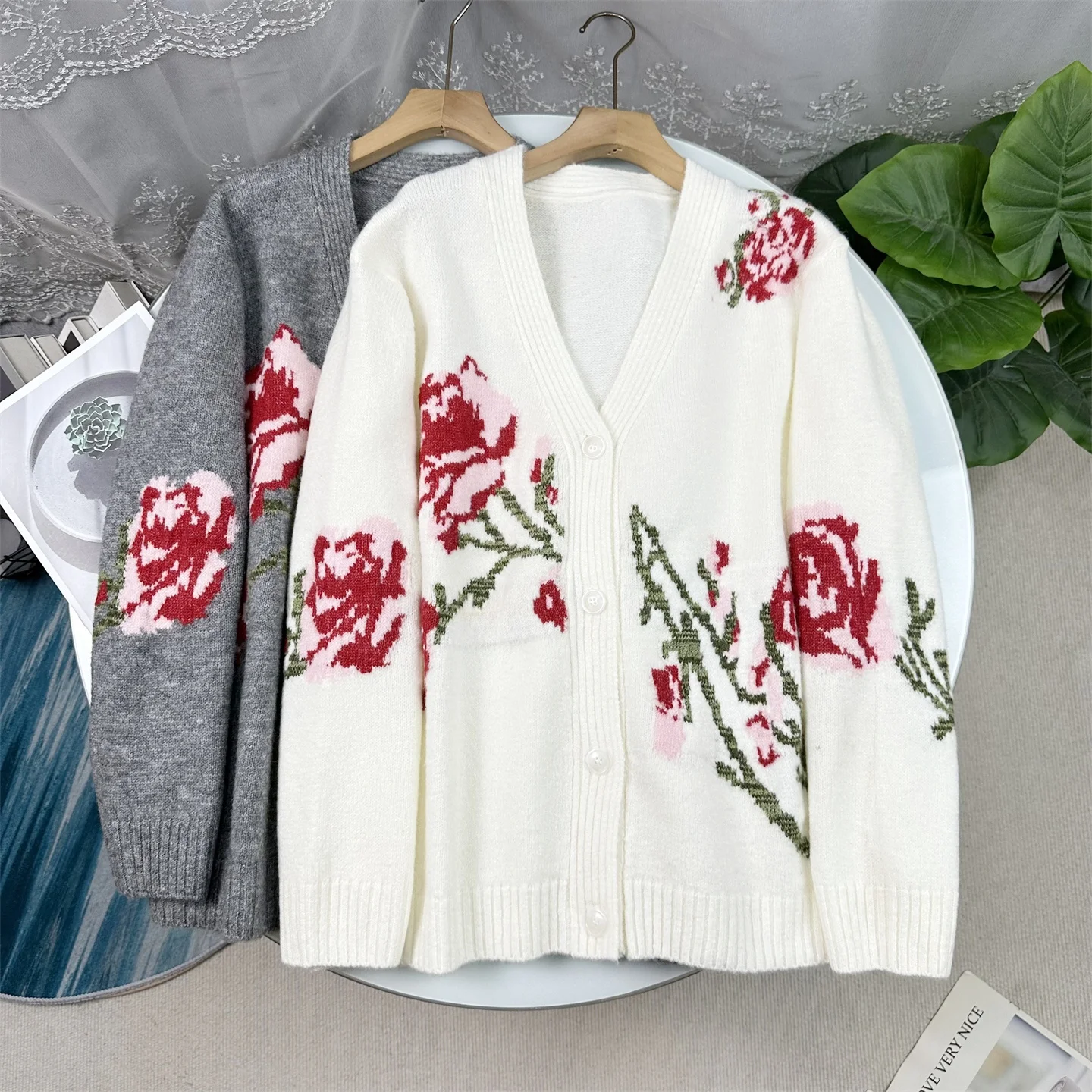 

Красный вязаный кардиган с V-образным вырезом и цветочной вышивкой, свободный крой, на пуговицах, с длинными рукавами, зимняя верхняя одежда для женщин