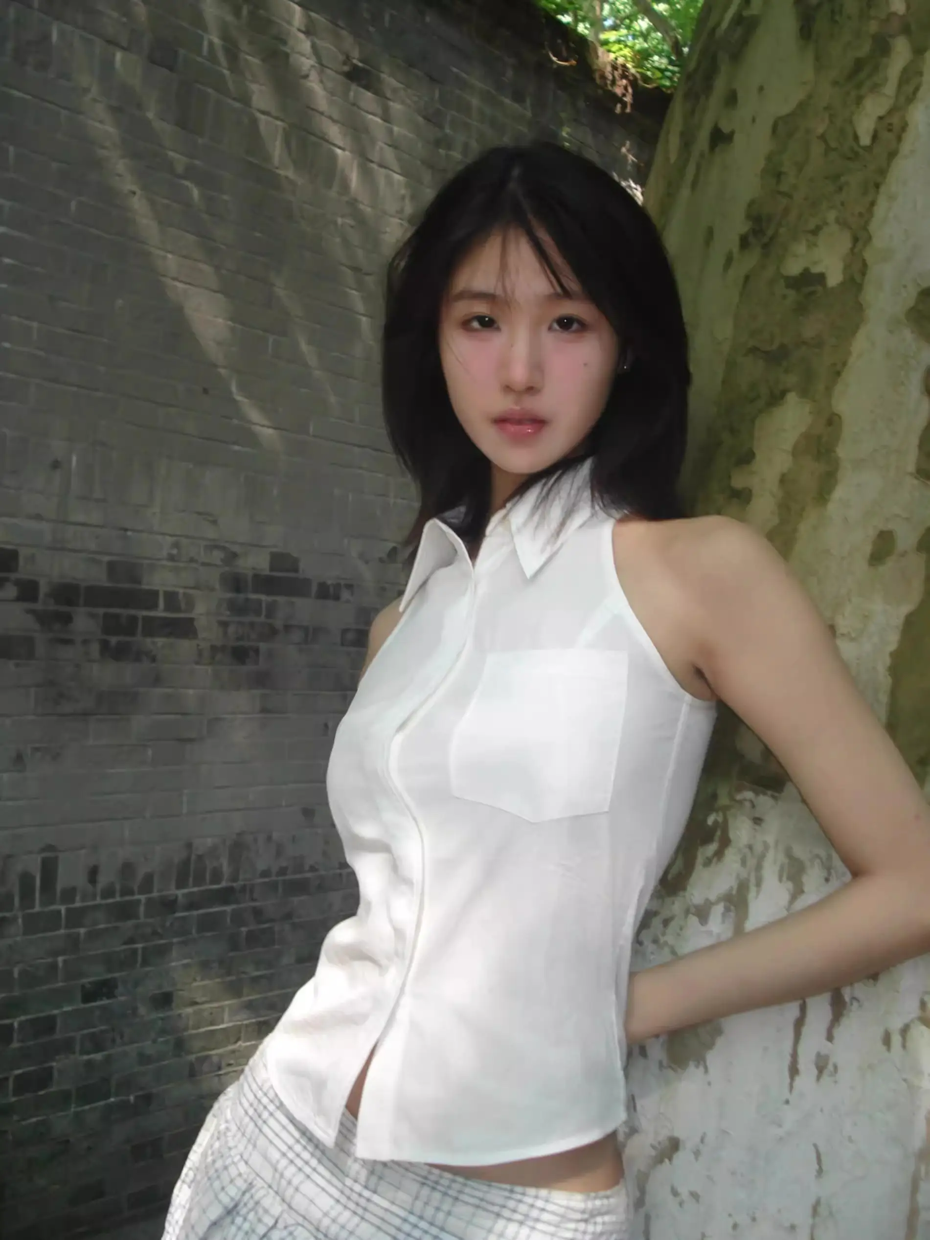 قميص نسائي أبيض بدون أكمام مكشوف الكتفين، موضة صيفية، مقاس صغير، يقلل من مظهر العمر، قميص داخلي بخصر ضيق، نمط كاجوال