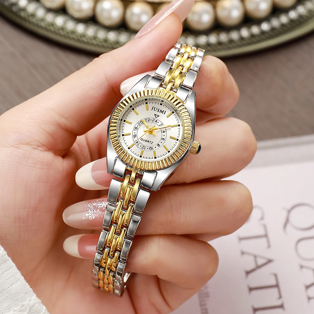 ساعة كوارتز عصرية فاخرة وخفيفة الوزن وحزام من سبائك الصلب، مناسبة للارتداء اليومي والذكرى السنوية وهدية عيد الميلاد