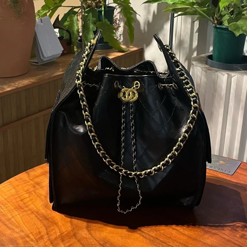 

Fashionable Messenger Bag for Women Made from Soft Leather Luxury Brand Exclusive Famous Designer Crafted