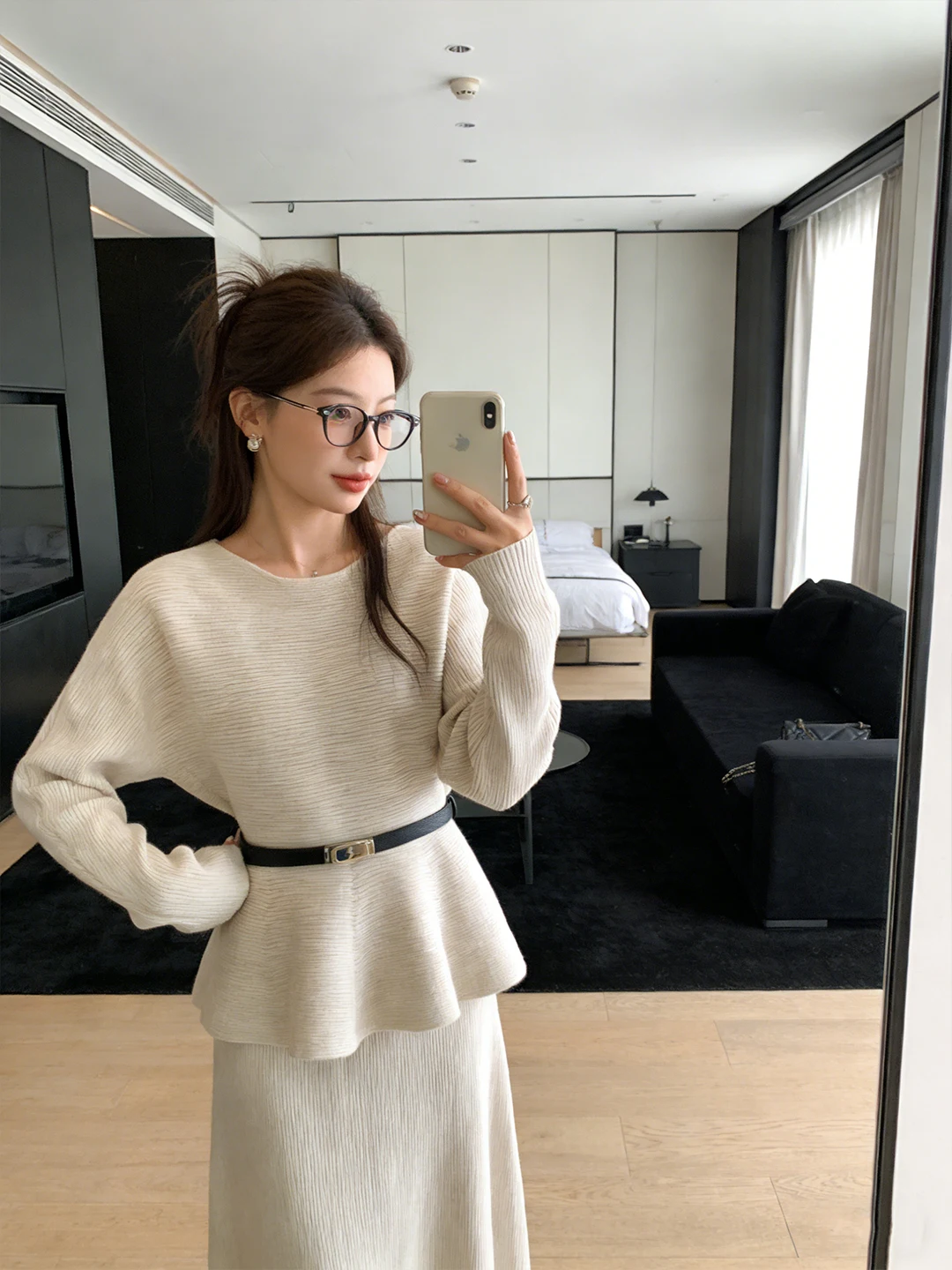 

Комплект: белый вязаный свитер с поясом и облегающая юбка с высокой талией для ранней весны, корейский стиль, женский модный костюм