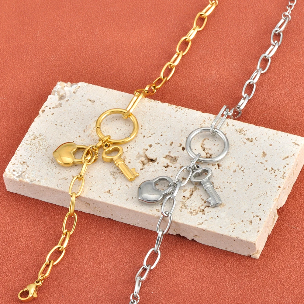 JeeMango Dickes, vergoldetes Schlüssel-Schloss-Charm-Armband für Damen, modisches Edelstahl-Metall-Armreif-Armband, Schmuck B26007