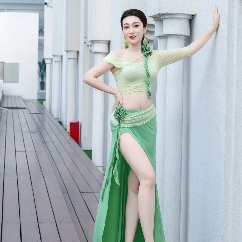 Aangepaste buikdans oefenjurk met kleurrijke drijvende bloemen prestatiejurk oosterse danskostuum top en rok 2 stuks