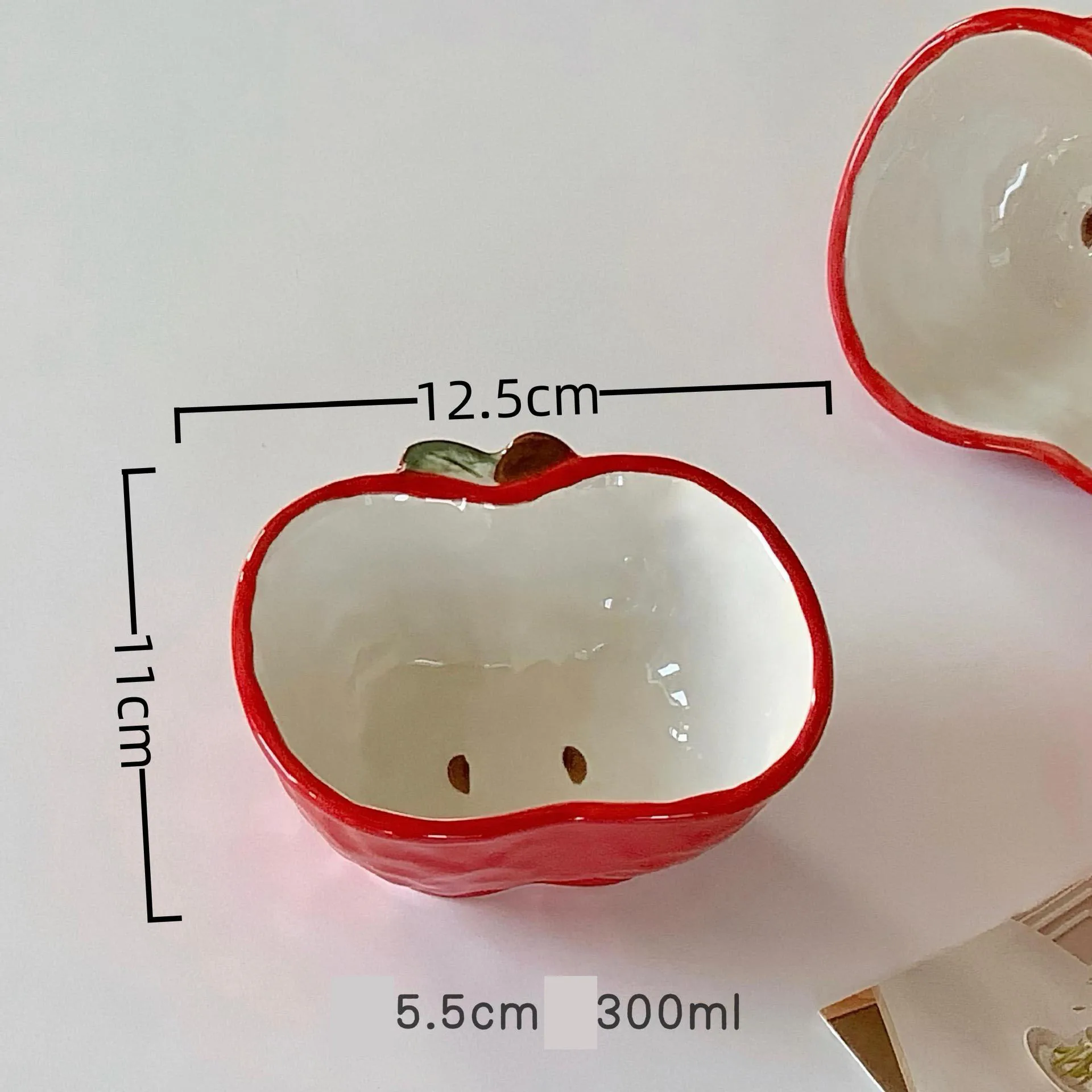 أطباق وأوعية إبداعية لطيفة على شكل تفاحة مصنوعة من السيراميك. أوعية حلوى لطيفة، طويلة المظهر. أوعية البهارات، وعاء الفاكهة