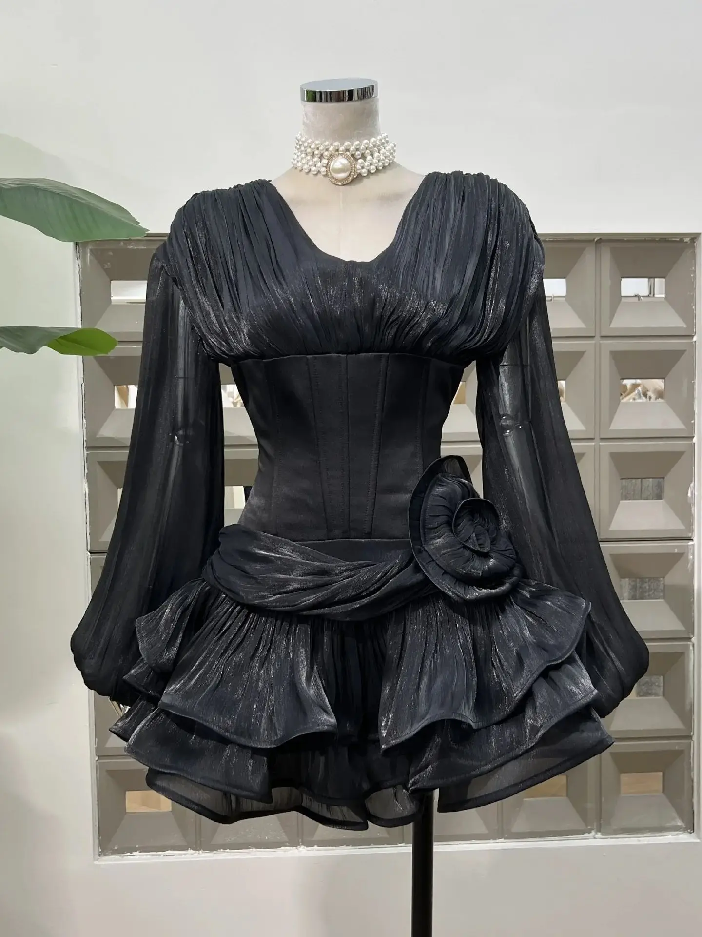 

Легкое роскошное атласное тонкое бальное платье Весеннее женское многоуровневое платье с длинными рукавами и v-образным вырезом Новое летнее мини-платье на молнии с высокой талией