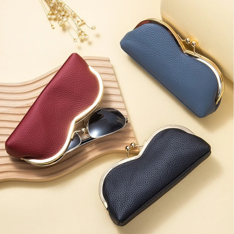 Nuevo Estuche para gafas de cuero genuino, bolsa de almacenamiento para gafas de sol de nicho con hebilla de beso, estuche para gafas de sol y lápices de cejas para mujer