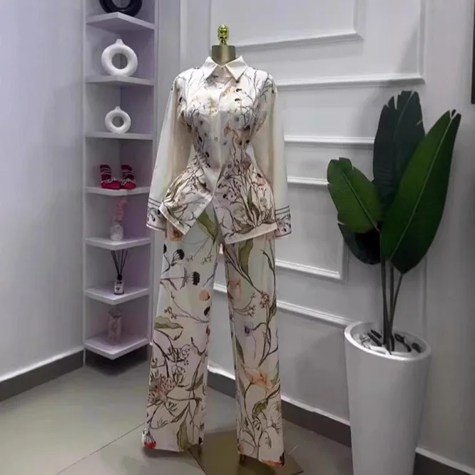 

Новый летний комплект для женщин в европейском и американском стиле: модная повседневная рубашка с принтом и брюки с высокой талией и прямым кроем.